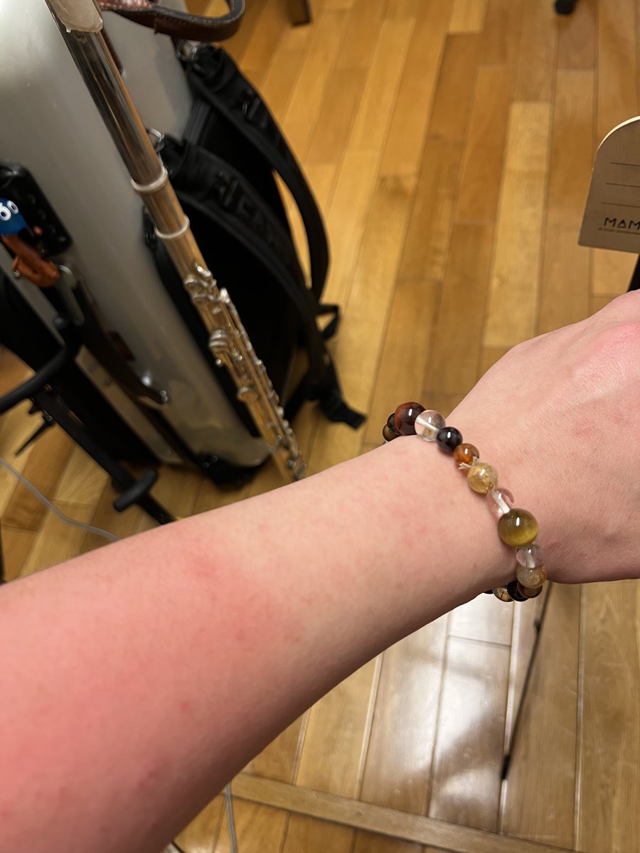 昔の上司の手伝いで日中草むしりしてたらめっちゃ手袋型に焼けた🥲