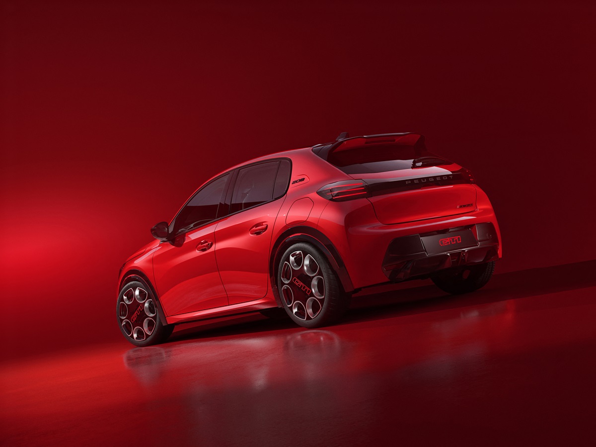StellantisFR's tweet photo. 🏁 Lors de la 93e édition de #LeMans24, la nouvelle @Peugeot e-208 GTi a fait ses débuts dynamiques ⚡ Design audacieux, puissance zéro émission et tout le plaisir de conduite GTi sur la piste mythique. 
En savoir plus : https://t.co/Q5LXHVb10W https://t.co/ljs1ZsXElG