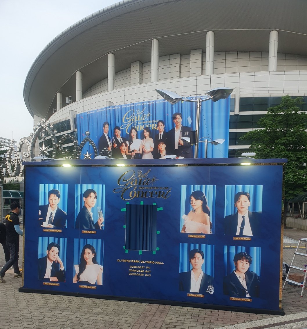 아까부터 뚝딱뚝딱하더니 뭔가 생겼다....? 아직 만드는 중인것 같긴한데 사람이 직접 들어가는 포토존인가봐요!! 
'눈 떠보니 나도 팜트리의 일원?' 뭐 이런 컨셉인갘ㅋㅋㅋㅋ