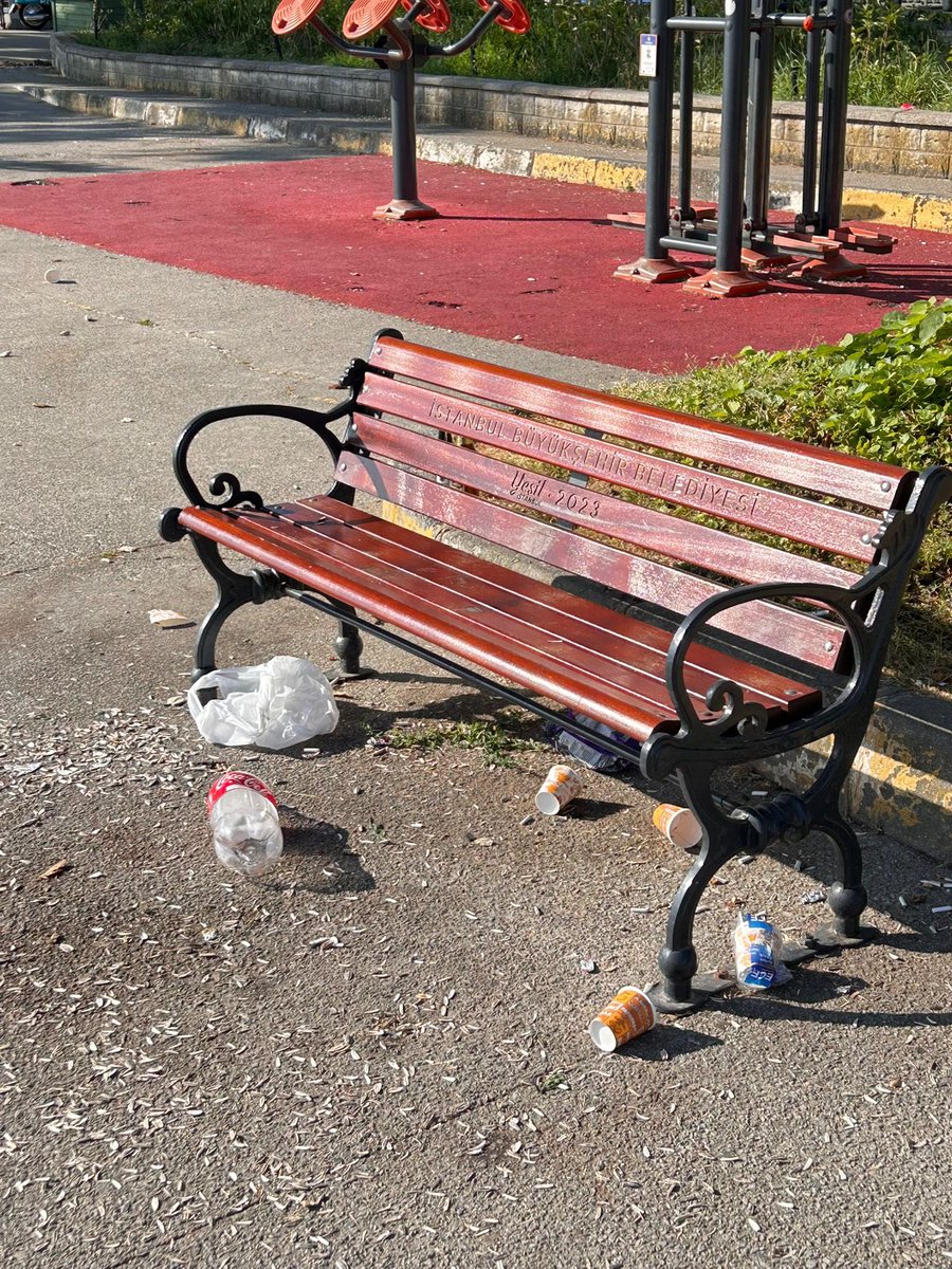 Utanmaz, rezil insanlar bunlar. Yeniköy-Tarabya sahili: keyfini çıkarmaya gel, leş pisliğini bırak git. Toplumsal hayata dair hiç bir kural uygulanmadığı için  cezasızlık kültürü norm oldu. İki tane polisle gel, kabahatlar kanununu uygula bir kere de ! <a href="/istanbul_EGM/">İstanbul Emniyet Müdürlüğü</a> <a href="/istanbulbld/">İstanbul Büyükşehir Belediyesi</a>
