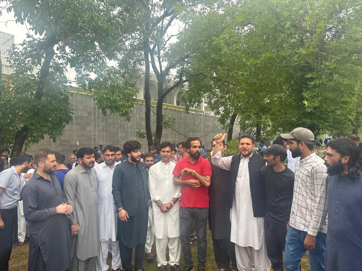 انصاف یوتھ ونگ اسلام آباد ریجن کے نومنتخب صدر سید مراد بخاری نائب صدر راجہ عمیر  ڈپٹی جنرل سیکٹری سید خوشنود شاہ انفارمیشن سیکرٹری تنزیل عباسی اسلام۔آباد۔ہائی کورٹ کے باہر اپنے لیڈر عمران خان سے اظہارِ یکجہتی کے لیئے موجود عمران خان کے حق میں نعرے بازی کرتے ہوئے
#InsafYouthWing