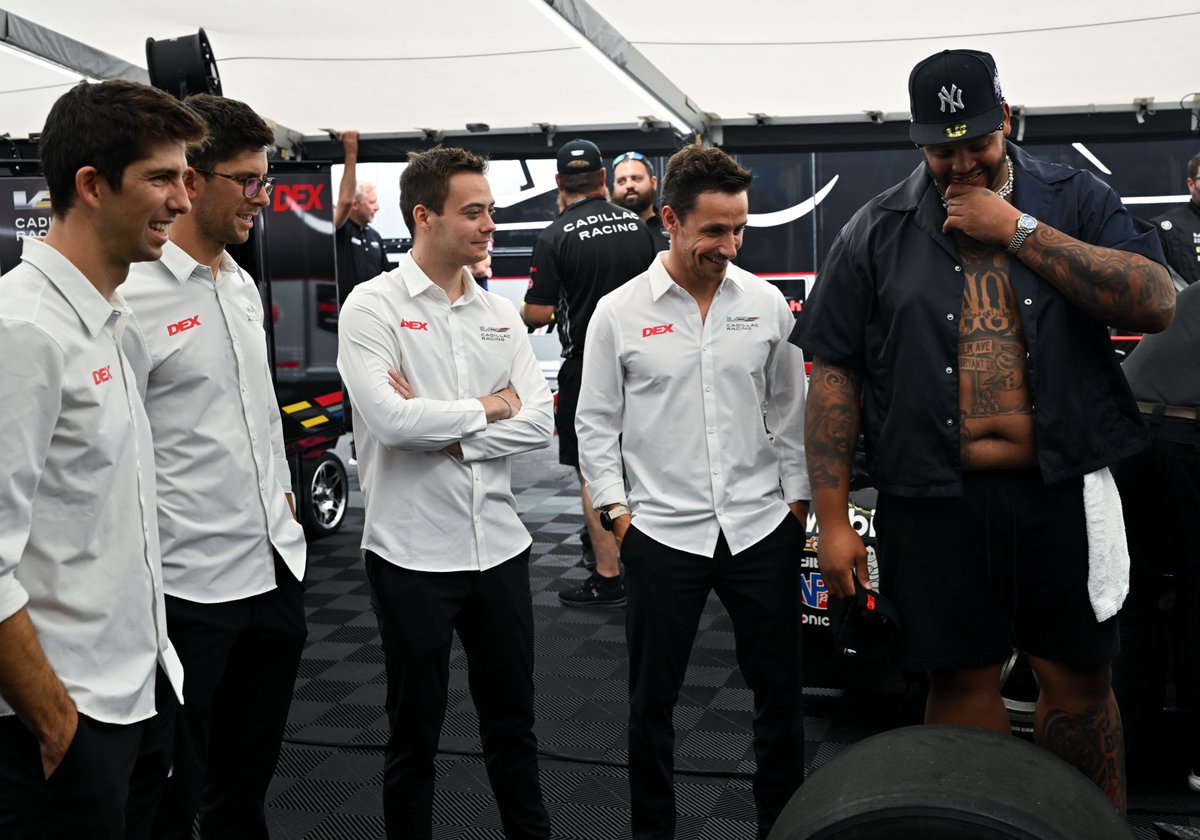 Filipe Albuquerque (@albuquick) on Twitter photo The size difference between a racing driver and top American Football. 😂
<a href="/DDawkins66/">Dion Dawkins</a> nice meeting you man! The size difference between a racing driver and top American Football. 😂
<a href="/DDawkins66/">Dion Dawkins</a> nice meeting you man!
