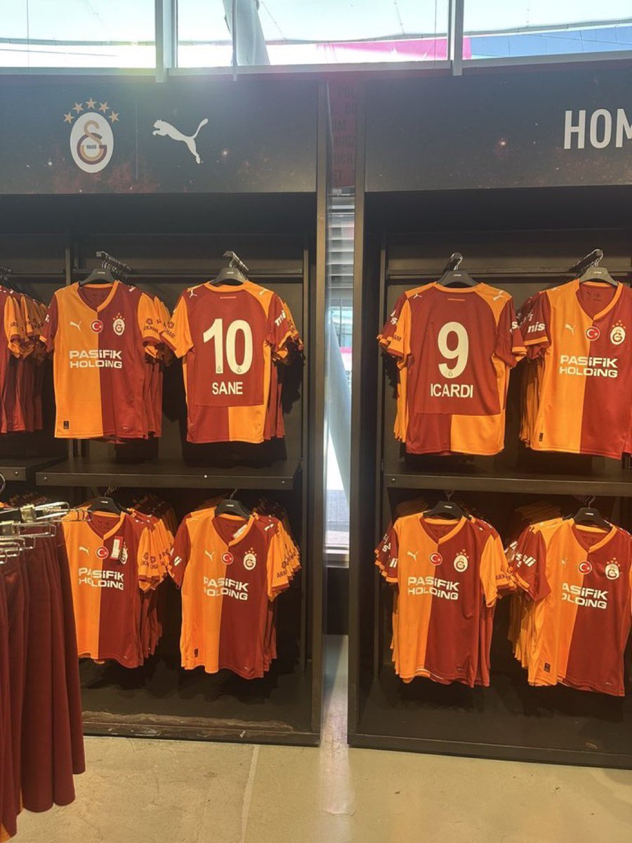 Mesela sırt reklamı olmamasına rağmen oyuncu ismi aşağı yazılmış. tasarımda da çok geriye gittik.