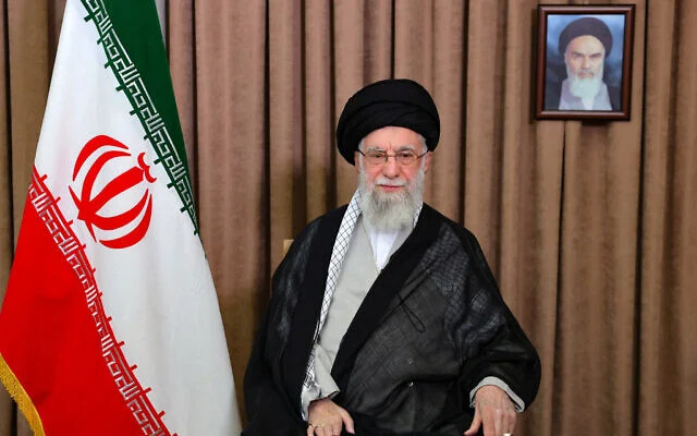 Op Twitter verschijnt van Iraanse leider Khameini een berichtje maar niemand weet waar hij is:
Op X beweert de hoogste leider van Iran, Ayatollah Ali Khamenei, dat de VS de oorlog is ingegaan omdat ze vonden dat Israël anders “volledig vernietigd” zou worden.

"Maar deze oorlog