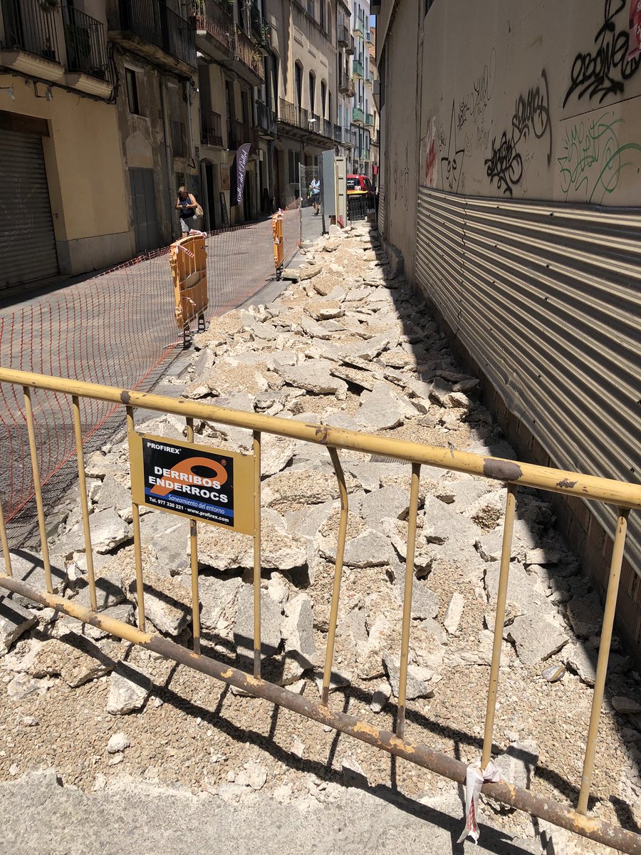 Joan Boronat Pallejà (@joan_buru) on Twitter photo Enhorabona a l’iluminat que rebenta el Carrer de la Presó un dia abans que passi el Seguici Festiu Petit i la Professó de Sant Pere!! Ja podeu tapar-ho com sigui <a href="/reus_cat/">Ajuntament de Reus</a> Enhorabona a l’iluminat que rebenta el Carrer de la Presó un dia abans que passi el Seguici Festiu Petit i la Professó de Sant Pere!! Ja podeu tapar-ho com sigui <a href="/reus_cat/">Ajuntament de Reus</a>