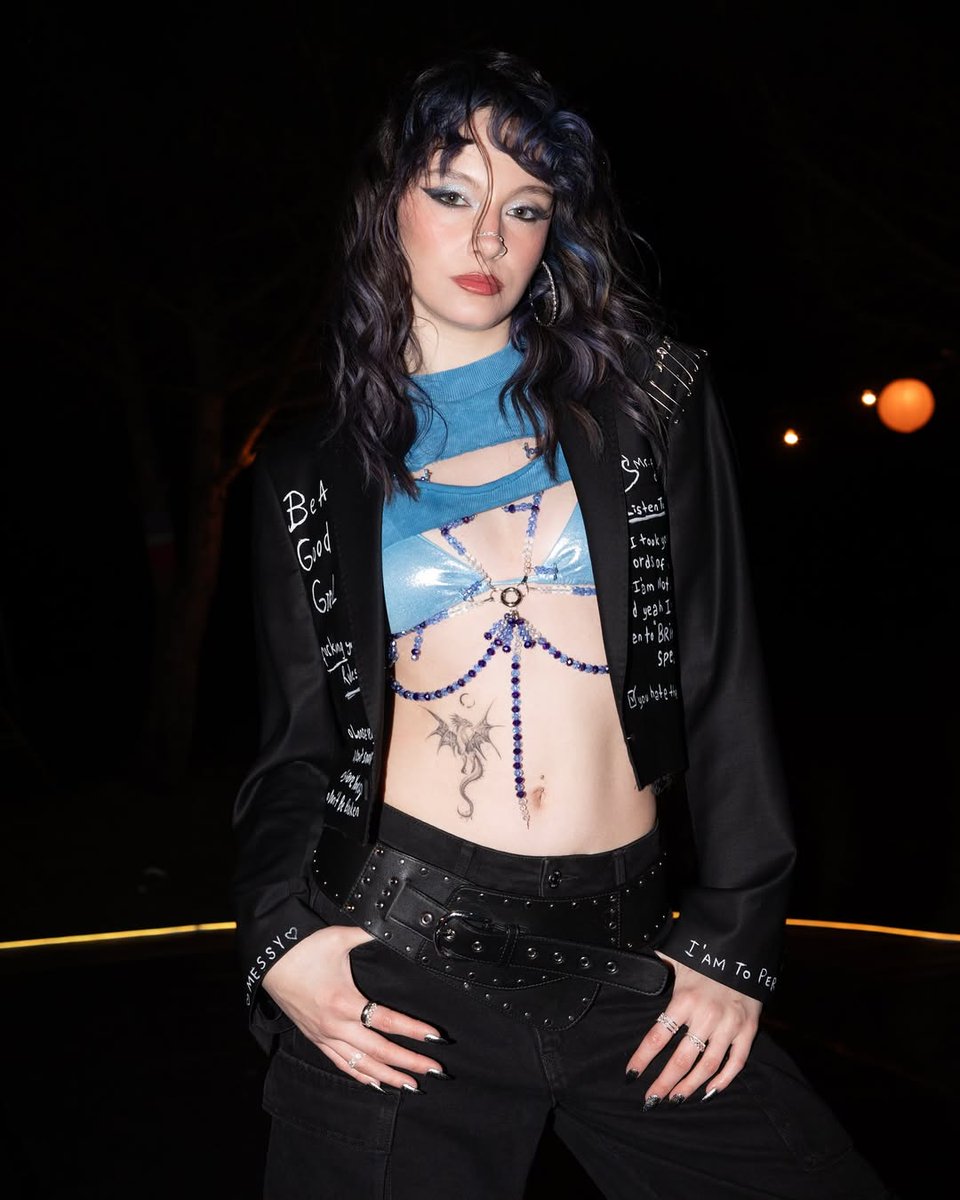 PopFestTR's tweet image. manifest grubundan Zeynep Oktay:

“Bizim de şarkılarımız rap içeriyor ama herhangi bir kadını aşağılayarak yapılan sanatı sanat olarak görmüyorum. O yüzden kıyaslanma kısmını geçiyorum, aynı kulvarda bile görmüyorum. Açık söylemek gerekirse dinlemiyoruz da.”