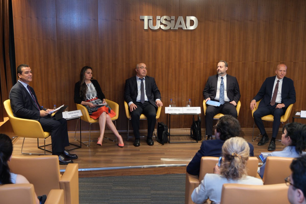 TUSIAD's tweet photo. 📌 TÜSİAD “Maliyet Bazlı Rekabet Gücü Endeksi” Açıklandı

Türkiye ekonomisinin temel ihracat pazarlarındaki maliyet bazlı rekabet koşullarını daha doğru anlamak, rekabet dinamiklerini veri temelli bir şekilde tartışmak ve bu doğrultuda politika önerileri geliştirmek amacıyla hazırlanan TÜSİAD Maliyet Bazlı Rekabet Gücü Endeksi (TÜSİAD-RGE) kamuoyuyla paylaşıldı.

Toplantının açılış konuşmasını TÜSİAD Yönetim Kurulu Başkanı Orhan Turan yaptı.

Etkinlik, Gazeteci Açıl Sezen’in moderatörlüğünü üstlendiği panelle sona erdi. Panelde, TÜSİAD Baş Ekonomisti Gizem Öztok Altınsaç, Bilkent Üniversitesi Öğretim Üyesi Prof. Dr. Hakan Kara, Saha Analytics Kurucu Ortağı & CEO’su Oğuz Atuk ve Saha Analytics Kurucu Ortağı Doç. Dr. Şeref Saygılı, endeksin oluşturulma yöntemi ve sonuçlarına dair kapsamlı değerlendirmelerde bulundu.

ℹ Ayrıntılı bilgi için: https://t.co/OnlPfrDf6B
➡ Endekse erişmek için: https://t.co/DhXmUMkm4y