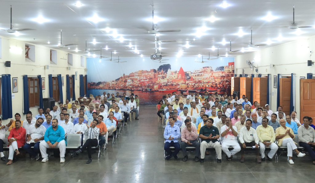 आज वाराणसी स्थित आर्य महिला पी.जी. कॉलेज, चेतगंज में उत्तर प्रदेश प्रधानाचार्य परिषद द्वारा आयोजित ग्रीष्मकालीन एक दिवसीय चिंतन शिविर में सम्मिलित हुआ।