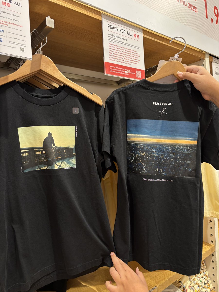 ใครอยากได้เสื้อลุงฮิรายามะใน Perfect Days ตอนนี้มีขายแล้วนะที่ Uniqlo คือเดินสุ่ม ๆ ไปเจอนางออกคอลใหม่พอดี สวยทั้งด้านหน้า ด้านหลังเลย

และมีโควตแปะด้วยว่า “Next Time is Next Time. Now is Now.”

ไซซ์ XS, XXL ต้องสั่งออนไลน์ไปเน้อ หน้าร้านมีแค่ไซซ์ปกติ