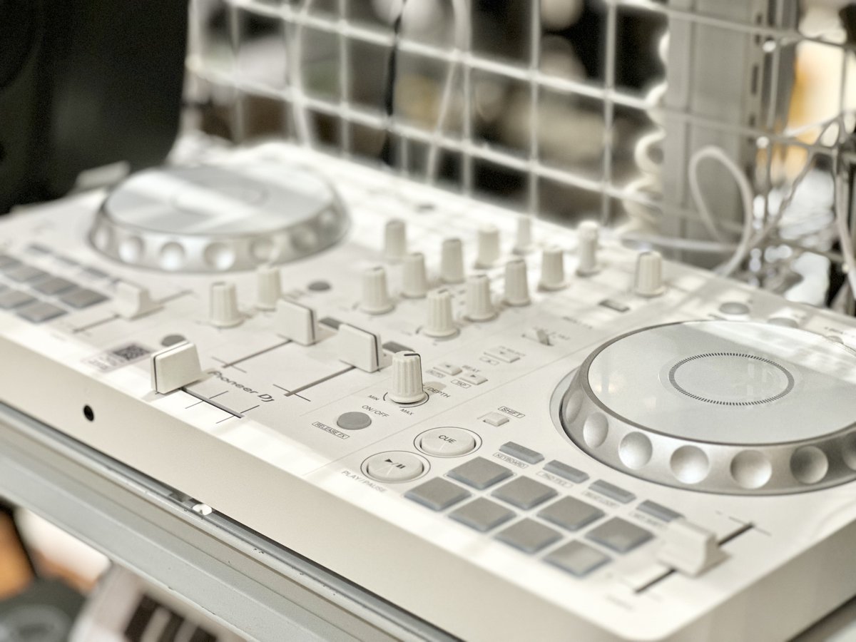 shima_urawa's tweet photo. 【入荷情報】
入門機として人気のモデル Pioneer DJのDDJ-FLX4 が入荷いたしました!
限定生産品のホワイトモデルです。
店頭でお試しいただけますので、ぜひ遊びに来てください^_^
下記サイトからもお求めいただけます♪
https://t.co/XZ8QiRDzqj
#PionnerDJ #DJ #DDJFLX4 #Digiland https://t.co/Y7QyEHwF2E