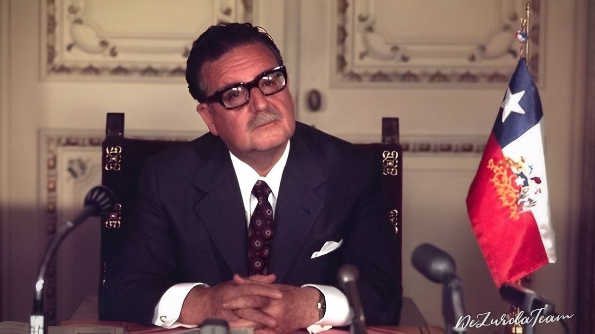 #JuevesMartiano recordando el nacimiento del Presidente #SalvadorAllende 🇨🇱. Marxista, socialista, martiano y amigo de Fidel. En Cuba recibió la Orden José Martí 🇨🇺 y dijo que algún día seríamos: "¡Desde el río Bravo a la Patagonia, un solo pueblo: América Latina!". #DeZurdaTeam