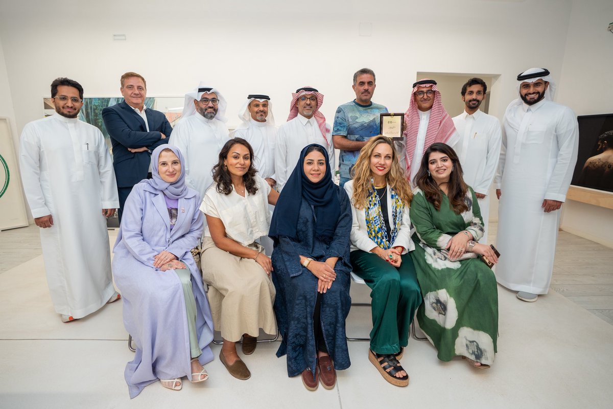 EORiyadh's tweet photo. في ختام رزنامة البرامج التعليمية في EO الرياض 24/25 قدّمت المناسبة: «بلا قيود: حوار مع عبد الناصر غارم» أمسيةً تعليمية-ثقافية فريدة حيث شارك ضيفنا رحلته كفنانٍ بتعبير يتحدى القيود، تاركًا الأعضاء في حالة الهام وتفّكر وفضول 🖼️

جزيل الشكر للفنان عبدالناصر غارم في استضافته الكريمة @GharemStudio والشكر للأعضاء والضيوف الكرام الذين انضموا إلينا، في ختام فني جميل لعامٍ اتسم بأهم قيمنا في EO حيث الشغف بالتعلم، الافكار الكبيرة والنمو معًا💡

Concluding the Chapter Learning Program with Purpose and Perspective
At our final Learning-Cultural event of the year, «UNFRAMED: A CONVERSATION WITH ABDULNASER GHAREM», delivered a rare evening of bold artistic dialogue and thoughtful reflection 🖼️
With clarity and conviction, Abdulnaser Gharem shared his journey as a boundary-defying artist, leaving members both inspired and challenged.

Grateful to all the esteemed members and guests who joined us — a meaningful conclusion to a year shaped by thirst for learning, thinking big, and growing together💡