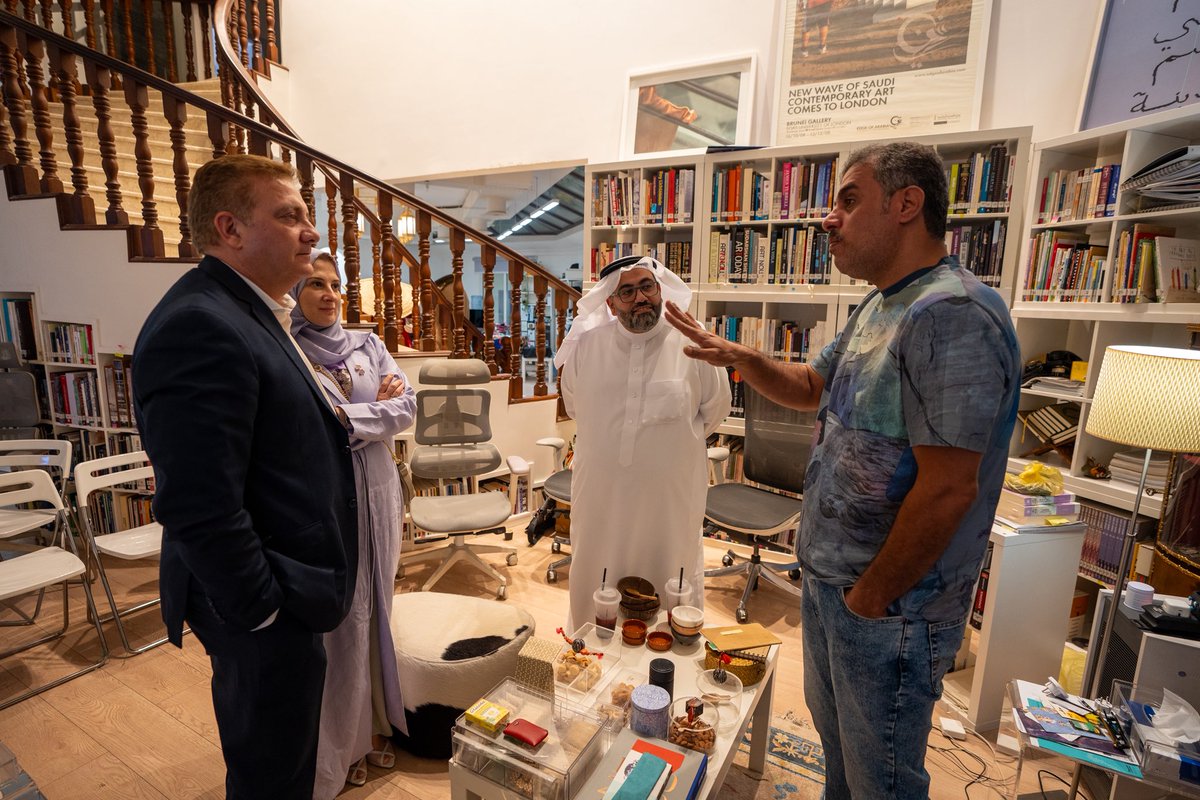 في ختام رزنامة البرامج التعليمية في EO الرياض 24/25 قدّمت المناسبة: «بلا قيود: حوار مع عبد الناصر غارم» أمسيةً تعليمية-ثقافية فريدة حيث شارك ضيفنا رحلته كفنانٍ بتعبير يتحدى القيود، تاركًا الأعضاء في حالة الهام وتفّكر وفضول 🖼️

جزيل الشكر للفنان عبدالناصر غارم في استضافته الكريمة