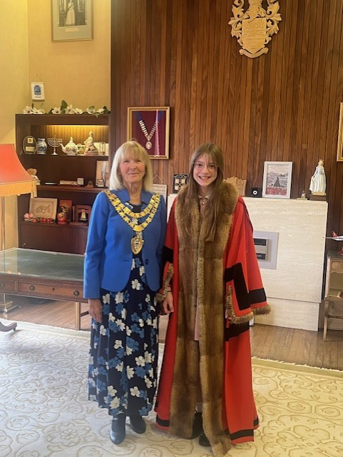 Yesterday, our School Council visited the Mayor's Parlour in Solihull and had a fabulous time meeting the Mayor and asking questions.