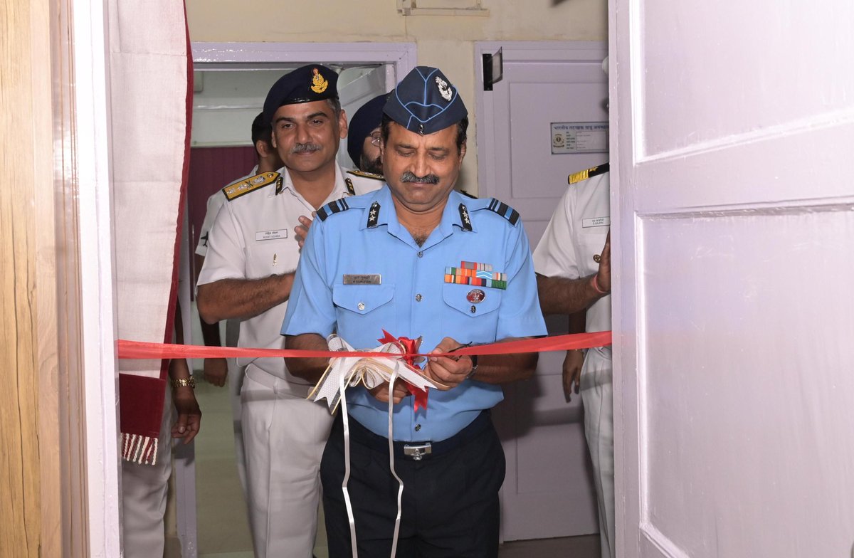 Prodef_blr's tweet image. In a major step towards #AatmanirbharBharat and jointmanship, the Indian Air Force handed over its indigenously developed Radar Simulator 'RADSIM' to the Indian Coast Guard at Daman today.
Developed by the Software Development Institute, RADSIM enhances radar & ATC training for…