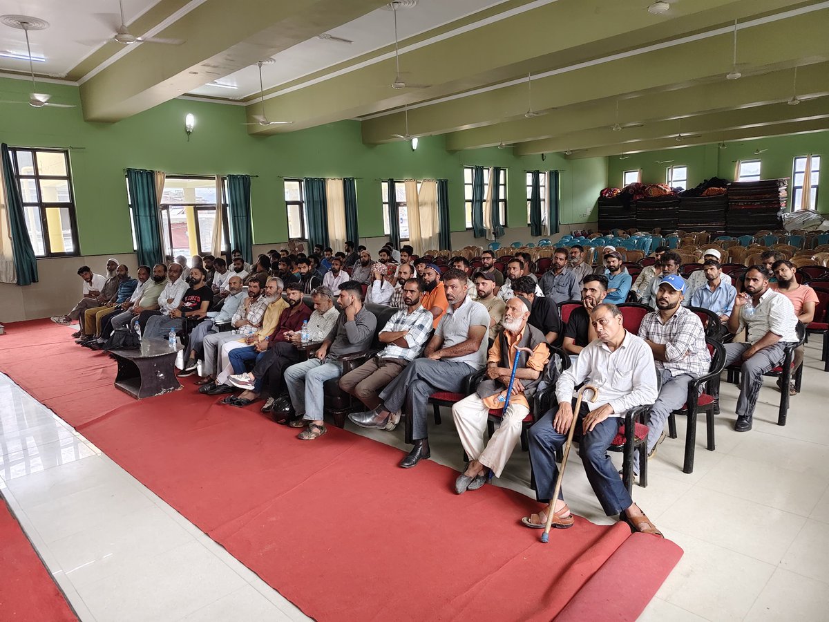CouncilDoda's tweet photo. Today, a #CapacityBuilding Programme on #WasteSegregation at Source was conducted at the Community Hall. Experts from JKHUDD educated sanitation workers from Doda, Bhaderwah & Thathri on proper #Wastebin usage& segregation
@MoHUA_India
@SwachhJk
@md_sbm
@JKHUDD1
@JammuUlb
#Swaaha https://t.co/fbO0U0L7Lu