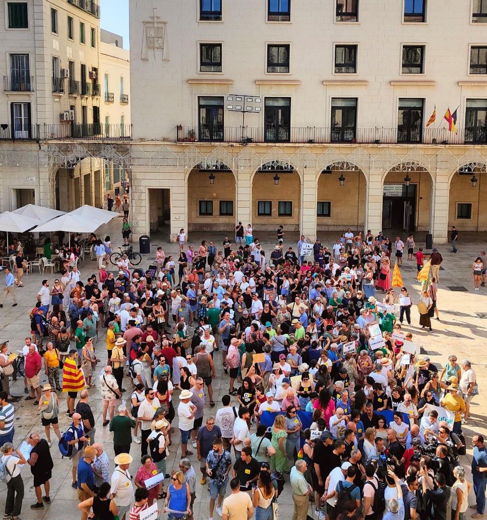 Ni a les aules ni als carrers permetrem que ens esborren la identitat. A Alacant - i a tot el País Valencià - tenim clar que la llengua no es toca, i ens hi trobaran sempre defensant-la. 

El nostre valencià, el català de totes!