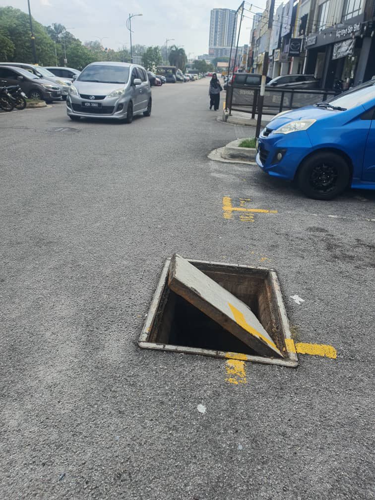 THJMazlan's tweet photo. Mohon Telekom (M) segerakan untuk menutup Main-Hole tersebut demi keselamatan Pengguna https://t.co/wjPDm8wADG