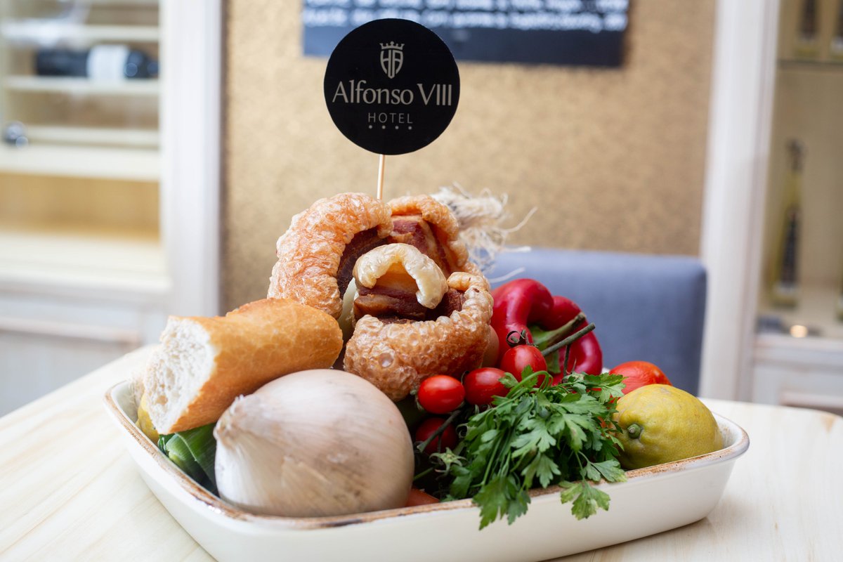Esto no es solo comida, es una   experiencia religiosa. 🙏🍴
A qué si <a href="/HotelAlfonso8/">Hotel Alfonso VIII</a> 
#TorreznoDeSoria #RutaDelTorrezno #GastroLovers #FoodieSpain #SaborDeSoria #TurismoGastronómico #EspañaSabe #FoodPornEspaña #CrujientePerfecto