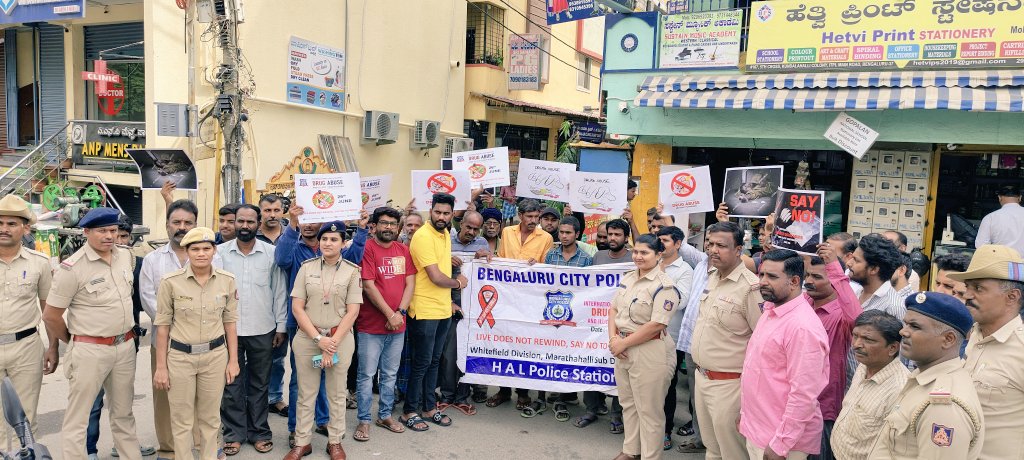 halairportps's tweet image. ಈ ದಿನ ಅಂತರಾಷ್ಟ್ರೀಯ #ಮಾದಕದ್ರವ್ಯ ವ್ಯಸನ ಹಾಗೂ ಸಾಗಾಣಿಕೆ ವಿರೋಧಿ ದಿನದ ಅಂಗವಾಗಿ HAL ಪೊಲಿಸ್ ಠಾಣಾ ವ್ಯಾಪ್ತಿಯ #CMRIT ಕಾಲೇಜ್  ಮಕ್ಕಳಿಗೆ #ಪ್ರತಿಜ್ಞಾವಿಧಿಬೋಧಿಸುವ ಮೂಲಕ ಮಾದಕ ದ್ರವ್ಯದ #ದುಷ್ಪರಿಣಾಮಗಳ ಬಗ್ಗೆ  ಜಾಗೃತಿಯನ್ನು ಮೂಡಿಸಲಾಯಿತು.