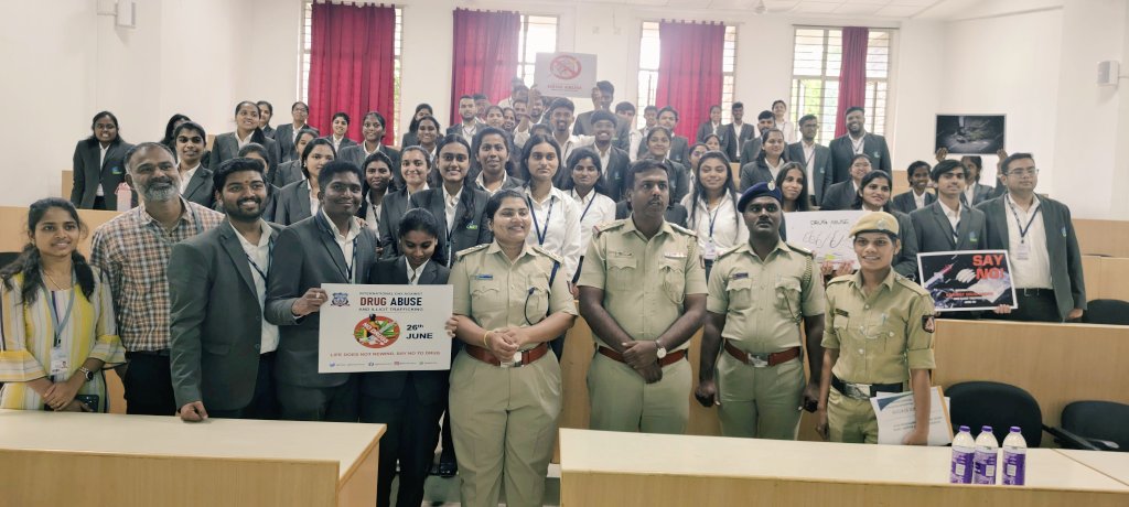 halairportps's tweet image. ಈ ದಿನ ಅಂತರಾಷ್ಟ್ರೀಯ #ಮಾದಕದ್ರವ್ಯ ವ್ಯಸನ ಹಾಗೂ ಸಾಗಾಣಿಕೆ ವಿರೋಧಿ ದಿನದ ಅಂಗವಾಗಿ HAL ಪೊಲಿಸ್ ಠಾಣಾ ವ್ಯಾಪ್ತಿಯ #CMRIT ಕಾಲೇಜ್  ಮಕ್ಕಳಿಗೆ #ಪ್ರತಿಜ್ಞಾವಿಧಿಬೋಧಿಸುವ ಮೂಲಕ ಮಾದಕ ದ್ರವ್ಯದ #ದುಷ್ಪರಿಣಾಮಗಳ ಬಗ್ಗೆ  ಜಾಗೃತಿಯನ್ನು ಮೂಡಿಸಲಾಯಿತು.