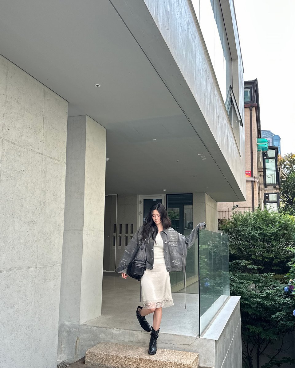 lilfir222's tweet image. ■250626■  ■📸■ @minn.__.ju (Minju) IG Post

@dior #Dior #DiorFall25 DIOR GRAND TOUR BAG

instagram.com/p/DLWghuzpKUv

#KIMMINJU #MINJU #김민주