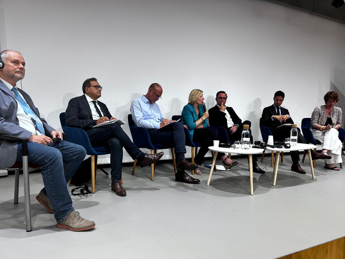 💬"La démocratie locale est le cœur du métier de l'AMF"

<a href="/MurielleFabre/">Murielle Fabre</a> rappelle que les communes, qu'elles soient allemandes ou françaises sont des pôles de stabilité de la démocratie aux rencontres franco-allemandes <a href="/afccre/">AFCCRE</a>