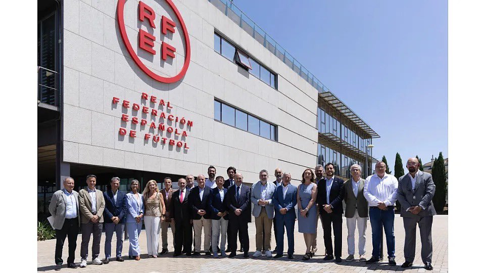 Nuestro Presidente, <a href="/CarmeloRFEP/">Carmelo Paniagua</a> como presidente de <a href="/FPatinaje/">Federación De Patinaje</a> , con Rafael Luzán, presidente de <a href="/rfef/">RFEF</a> en el encuentro que tuvo lugar para firmar la incorporación de la <a href="/rfef/">RFEF</a> en <a href="/depespana/">ADESP - Asociación del Deporte Español</a> Participaron 66 Federaciones deportivas de España

rfef.es/es/noticias/la…