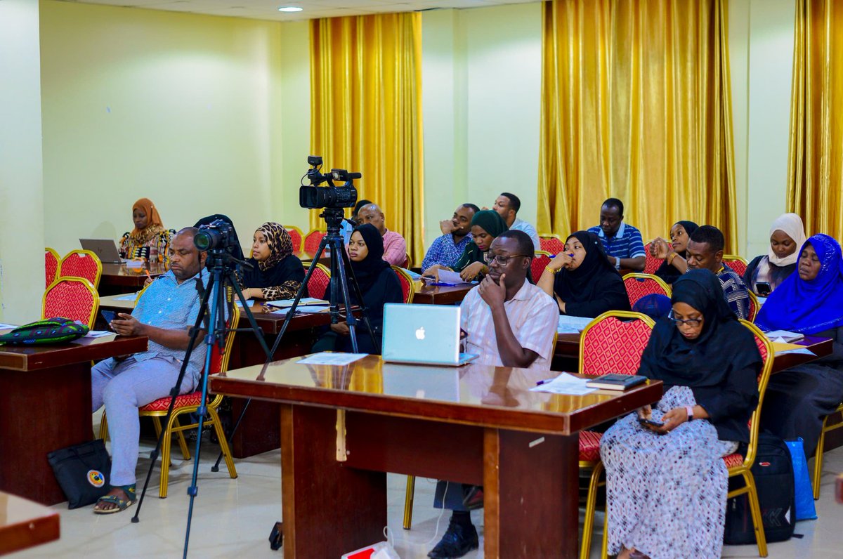 TAMWA_Zanzibar's tweet image. Leo tumejumuika na wadau mbalimbali kujadili zana maalum ya kufuatilia takwimu za uongozi kwa kuzingatia jinsia na watu wenye ulemavu (PwDs).
📊 Mkutano huu muhimu umeandaliwa na TAMWA ZNZ na washirika wa mradi wa SWIL ambao ni JUWAUZA na PEGAO kwa kushirikiana na Ofisi ya…
