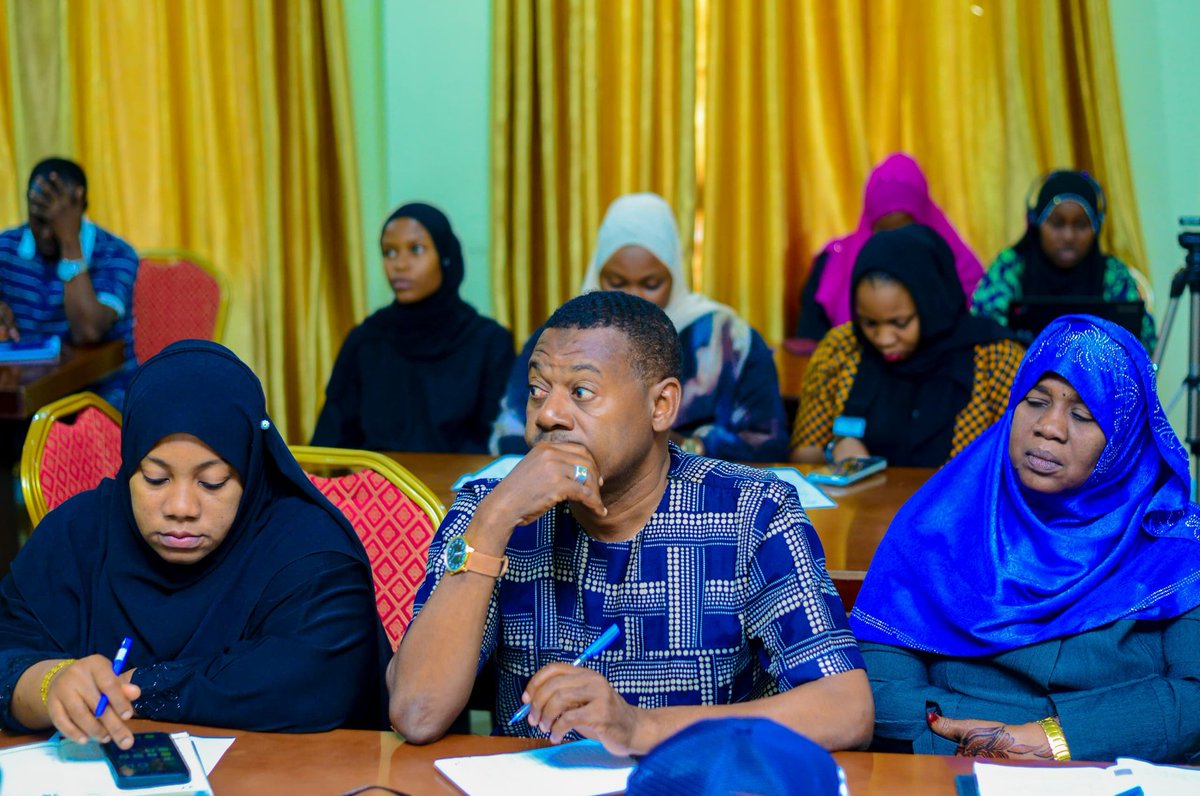 TAMWA_Zanzibar's tweet image. Leo tumejumuika na wadau mbalimbali kujadili zana maalum ya kufuatilia takwimu za uongozi kwa kuzingatia jinsia na watu wenye ulemavu (PwDs).
📊 Mkutano huu muhimu umeandaliwa na TAMWA ZNZ na washirika wa mradi wa SWIL ambao ni JUWAUZA na PEGAO kwa kushirikiana na Ofisi ya…