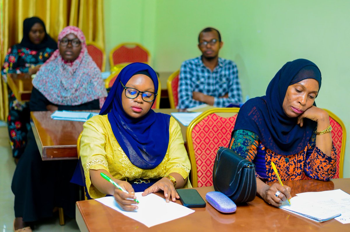 TAMWA_Zanzibar's tweet image. Leo tumejumuika na wadau mbalimbali kujadili zana maalum ya kufuatilia takwimu za uongozi kwa kuzingatia jinsia na watu wenye ulemavu (PwDs).
📊 Mkutano huu muhimu umeandaliwa na TAMWA ZNZ na washirika wa mradi wa SWIL ambao ni JUWAUZA na PEGAO kwa kushirikiana na Ofisi ya…