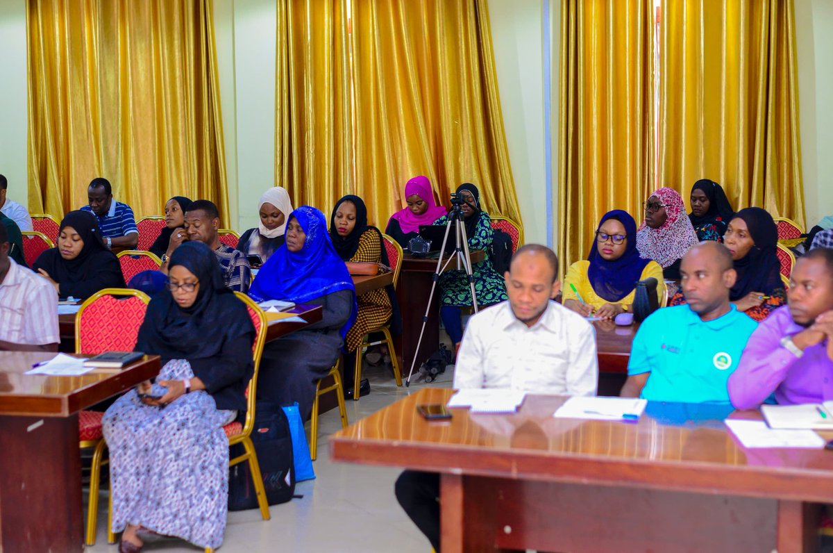 TAMWA_Zanzibar's tweet image. Leo tumejumuika na wadau mbalimbali kujadili zana maalum ya kufuatilia takwimu za uongozi kwa kuzingatia jinsia na watu wenye ulemavu (PwDs).
📊 Mkutano huu muhimu umeandaliwa na TAMWA ZNZ na washirika wa mradi wa SWIL ambao ni JUWAUZA na PEGAO kwa kushirikiana na Ofisi ya…
