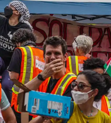 NizNellie3's tweet photo. 🚨 Professor Nicholas Bartlett, Contemporary Chinese Culture, Columbia/Barnard. 

Took part in the pro-Gaza encampment, where faculty blocked pro-Israeli students from counter-protesting and protected the students who were wildly chanting for an intifada.

A TITLE VI VIOLATION. https://t.co/0FkMjiOM6P