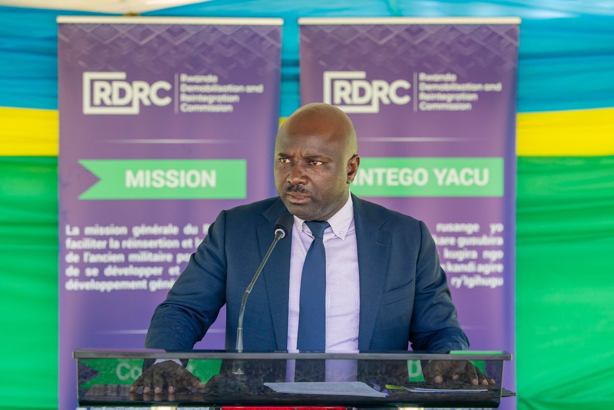 FilsDeBoncoeur's tweet photo. Uyu munsi mu kigo cya Mutobo, @MusanzeDistrict hasojwe amahugurwa yo gusubiza mu buzima busanzwe abaari abarwanyi b'imitwe yitwaje intwaro ikorera muri Congo.
106 akaba aribo basezerewe harimo 83 bari abarwanyi ndetse na 23 bari abaturage bari barahejejwe ishyanga.
#Mutobo https://t.co/zrznZvXUqC