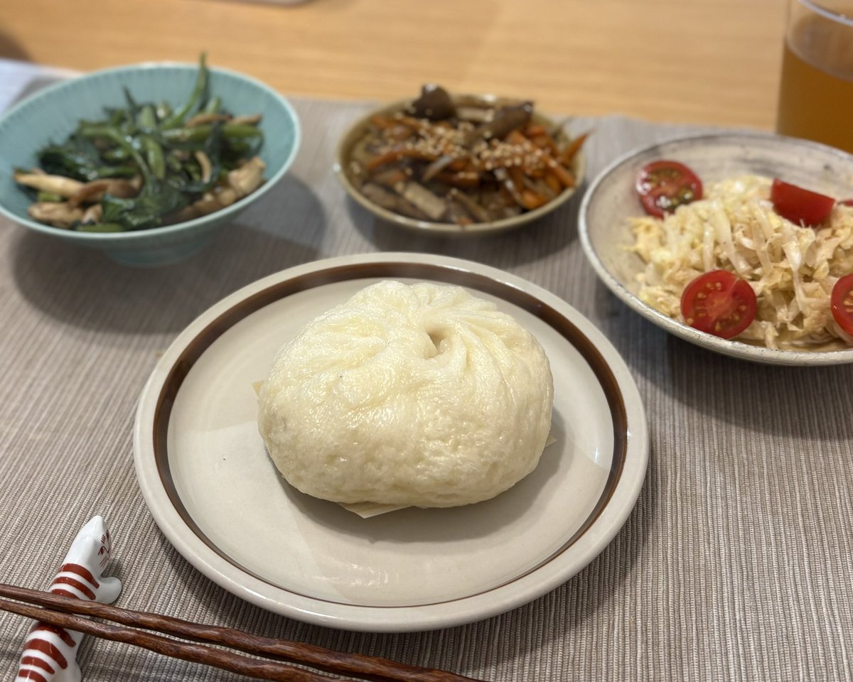 日帰り大阪出張で買って来た、551の豚まんでディナー🐷