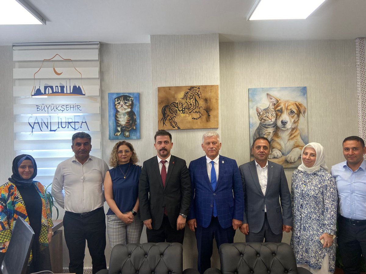 Türk Veteriner Hekimleri Birliği Merkez Konseyi Başkanı Ali EROĞLU, Şanlıurfa Odası Veteriner Hekimleri Odası Başkanı Abdullah AÇIKGÖZ ve TVHB Denetleme Kurulu Üyesi Özgür Ahmet YAHLIZADE, Şanlıurfa Büyükşehir Belediyesi, Halk Sağlığı Daire Başkanı Şahin APAYDIN’ı makamında