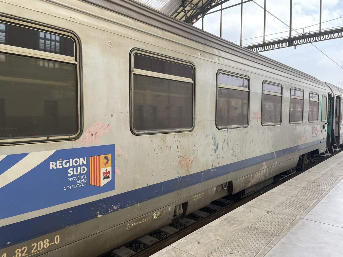 Philippe Vardon (@p_vardon) on Twitter photo L’état d’un train express régional <a href="/SNCFVoyageurs/">SNCF Voyageurs</a> en Provence-Alpes-Côte d’Azur.
L’intérieur ? Pas de clim’, pas de prises.
Et je vous passe l’état et l’odeur des toilettes…
Une honte.
Vivement les premiers trains des autres compagnies qui arrivent la semaine prochaine. L’état d’un train express régional <a href="/SNCFVoyageurs/">SNCF Voyageurs</a> en Provence-Alpes-Côte d’Azur.
L’intérieur ? Pas de clim’, pas de prises.
Et je vous passe l’état et l’odeur des toilettes…
Une honte.
Vivement les premiers trains des autres compagnies qui arrivent la semaine prochaine.