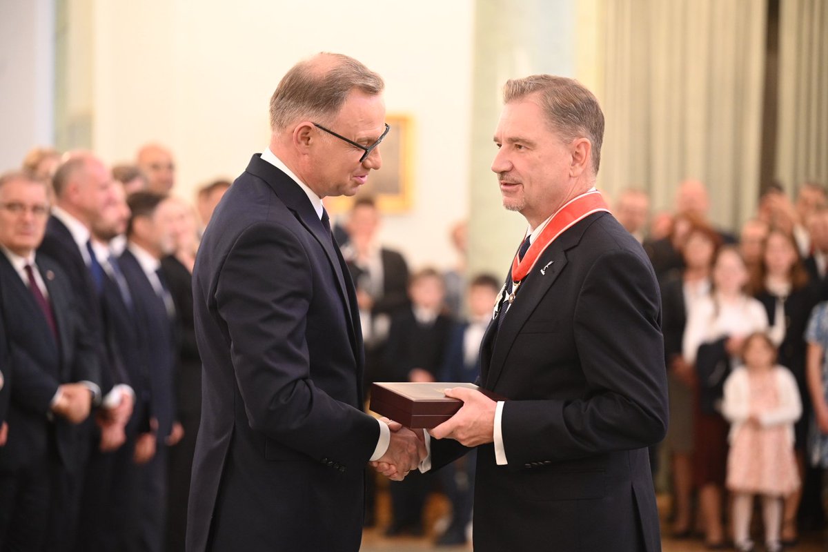 DudaSolidarnosc's tweet image. ✌️✌️✌️Miałem dziś zaszczyt odebrać z rąk Pana Prezydenta @AndrzejDuda Krzyż Komandorski z Gwiazdą Orderu Odrodzenia Polski.
Dziękuję Panie Prezydencie, to dla mnie ogromny zaszczyt.