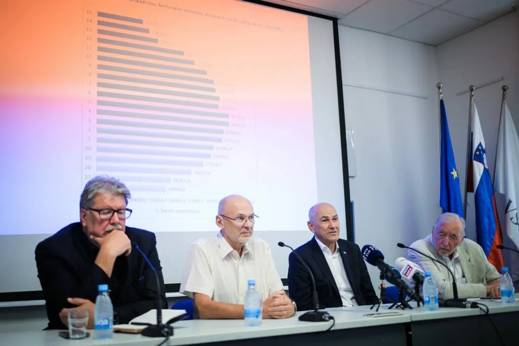 Na novem podcastu Domoljub je Kacin dejal, da pogreša moč, ki jo je imel med pandemijo, Bavčarju je žal, ker ni prodal več podjetij tujcem, Rupel pa je na olajšanje vseh dokazal, da je še živ. 🇸🇮