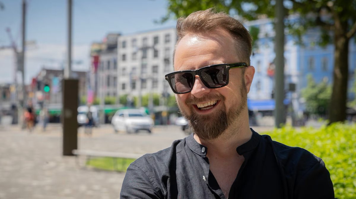 Se une al equipo artístico del #BenidormFest2026 Ari Levelä como director visual. Será el responsable del diseño de escenografía e iluminación.

Mercè Llorens volverá a ponerse al frente de la realización y José María Payueta será el productor ejecutivo.

rtve.es/n/16641343