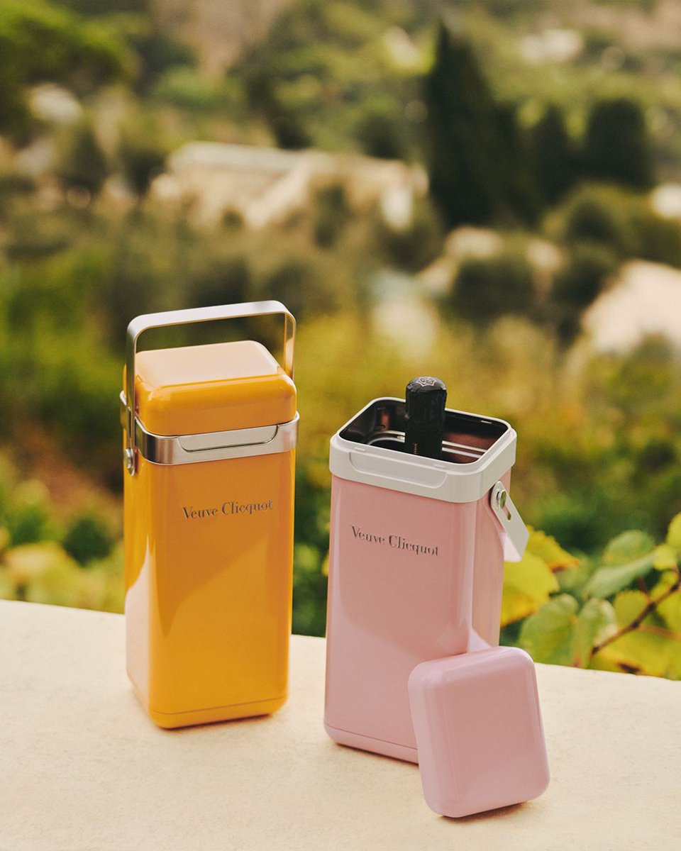 La glacière #VeuveClicquot, 100% recyclable, garde votre #champagne frais 2h. Jaune pour le #BrutCarteJaune ou rose pour le #BrutRosé - à vous de choisir : fcld.ly/veuve_clicquot…