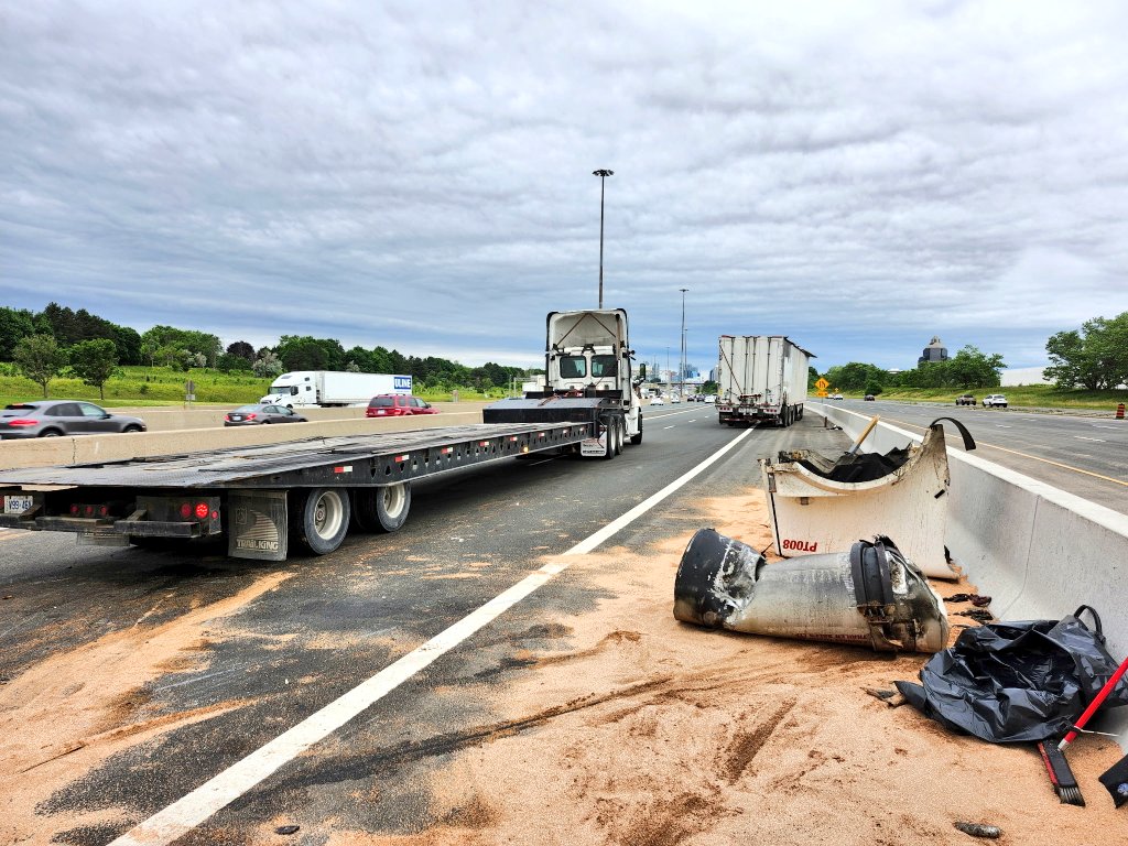 OPP_HSD's tweet photo. Tractor trailer collision/fire: WB #Hwy401/Neilson Rd. Tow truck hauling transport trailer crashed into concrete wall that resulted in a fire. Driver taken to hospital with non ltorontoife-threatening injuries. All collector lanes closed for cleanup. Est 12noon for reopening. ^ks https://t.co/SR0dSM97Sa
