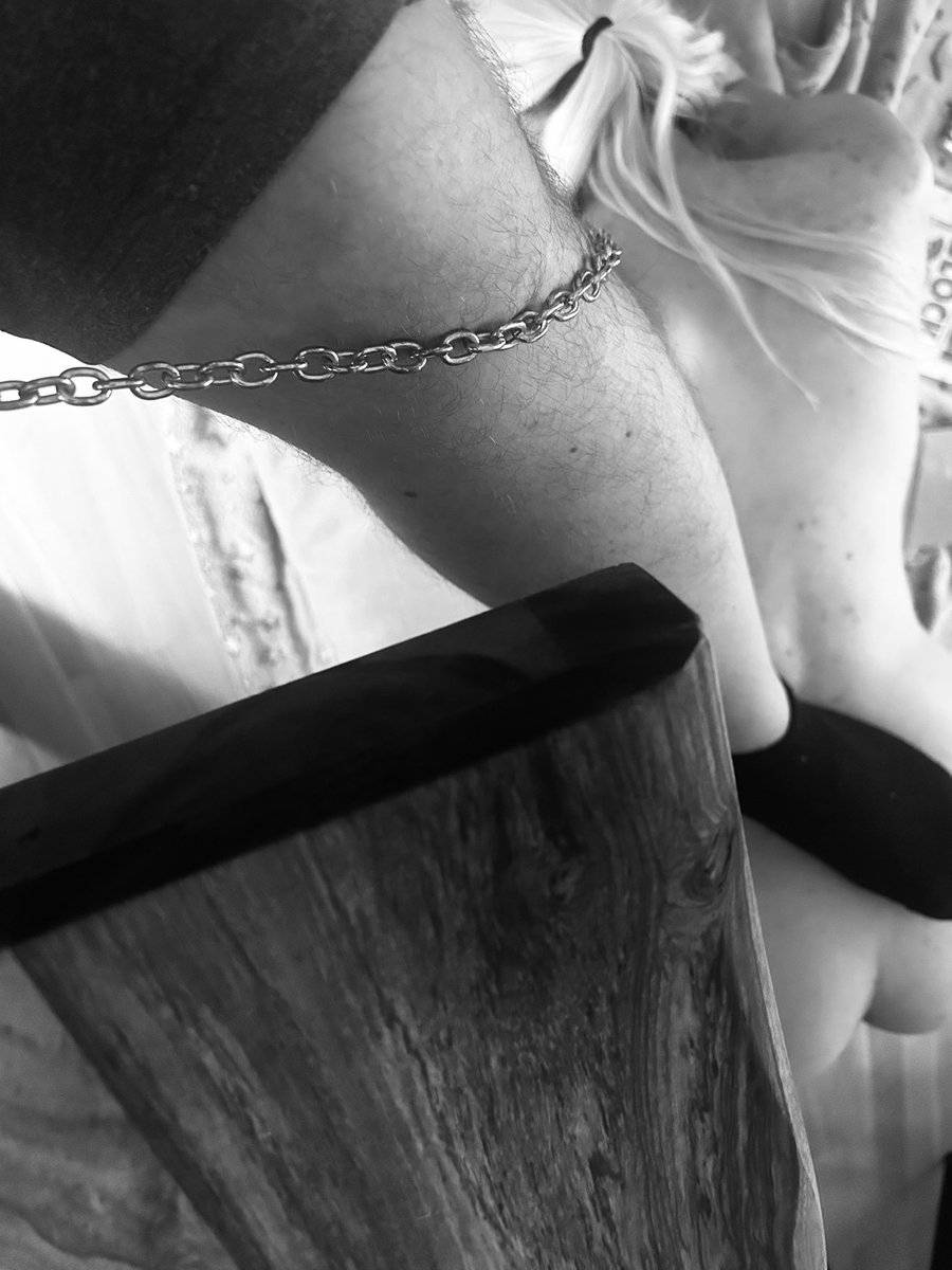 Pov: #devoterdonnerstag trifft auf Arbeitszeit. 

Diese Hingabe… 😌❤️

(Tischkante wurde absichtlich so fotografiert, bevor es gemecker gibt)