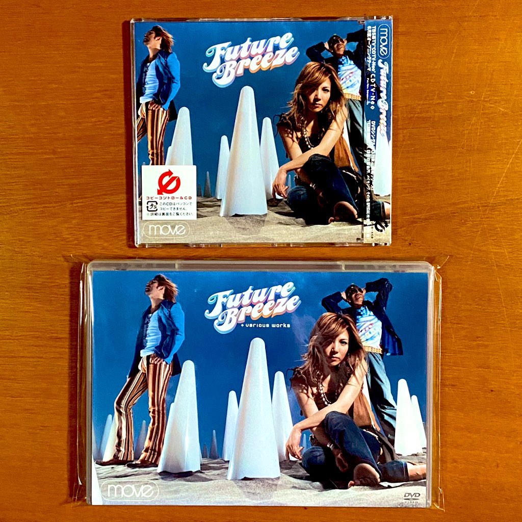 astromaniax26's tweet photo. 本日で発売から23年!
2002年6月26日 発売
【FUTURE BREEZE/move】
告知ポスターと
CDとDVDシングル
オリコン最高22位
内容は…
夏のビーチでスイカを割ったり
小ガニをイジメたりする曲です♪
#FUTUREBREEZE
#move
#15thシングル
#avex
#木村貴志
#motsu
#yuri
#ポスターとCD https://t.co/KuYDZaEh6c
