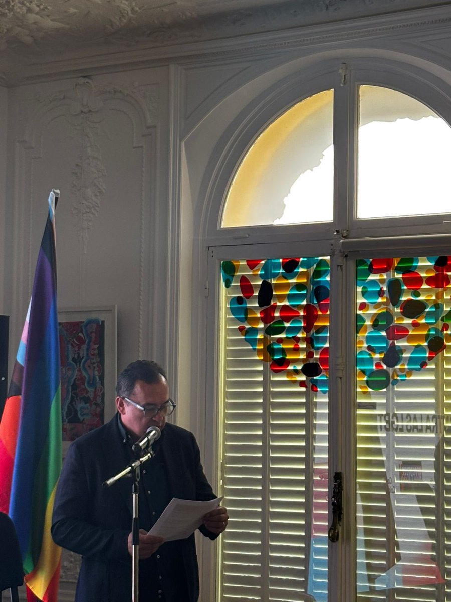 📍Anoche tuvimos el honor de acompañar en el @ConsuladoColParis la condecoración, con la Medalla de Honor del Senado francés otorgada por el senador @IanBrossatSenateur, a la activista colombiana y directora de la Asociación @AcceptessT, Giovanna Rincón.