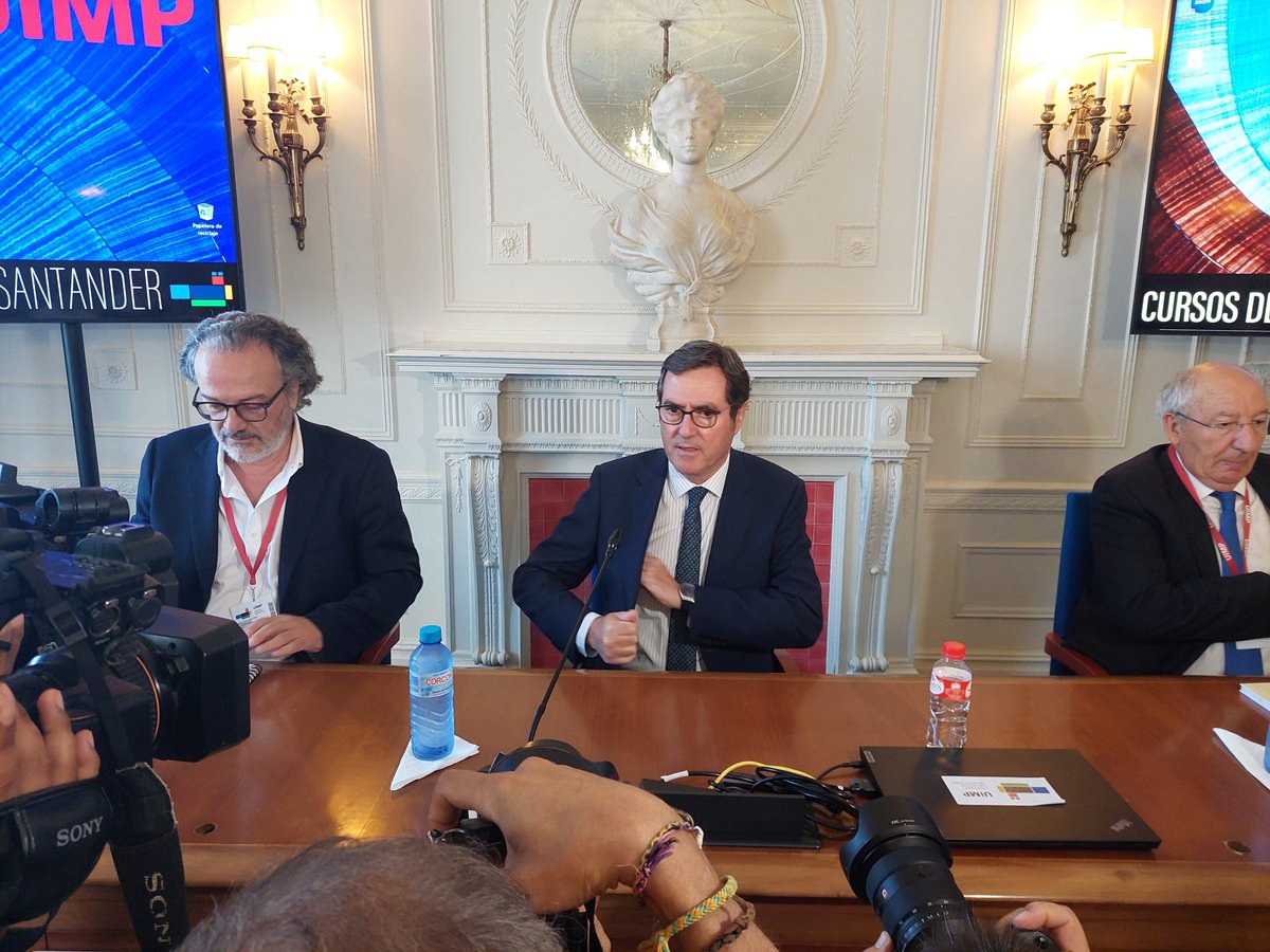 Cerramos la sesión de hoy en el #CURSOAPIEBBVA con Antonio  Garamendi, presidente de la CEOE <a href="/CEOE_ES/">CEOE</a> <a href="/UIMP/">UIMP</a>