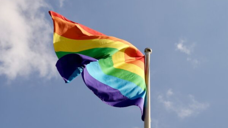 FRenHongrie's tweet photo. Déclaration | #MarcheDesFiertes à Budapest : les ministres @auroreberge et @benjaminhaddad réaffirment le soutien de la France en faveur des droits des personnes LGBT+ (26 juin 2025)

« À l’occasion de la Marche des fiertés à Budapest le 28 juin prochain, la France réaffirme son engagement pour la liberté, la protection et les droits des personnes LGBT+ au sein de l’Union européenne. […]

Interdite par le gouvernement hongrois mais soutenue par le maire de Budapest, la Marche des fiertés de Budapest aura lieu dans un contexte national marqué par un recul préoccupant des libertés individuelles. Les personnes LGBT+ y sont confrontées à un climat politique et social de plus en plus hostile, nourri par des discours de haine et des politiques discriminatoires qui alimentent un environnement de peur et d’exclusion. […]

La France appelle à une vigilance accrue face aux évolutions législatives et sociales dans les différents États membres afin de garantir le respect des droits fondamentaux, de défendre les principes de l’Union européenne et d’assurer la cohérence de ses valeurs, notamment en matière d’égalité et de non-discrimination.

À la demande des ministres, M. @BerthonJeanMarc, ambassadeur pour les droits des personnes LGBT+, représentera officiellement le gouvernement français lors de cette Marche en signe de soutien et d’engagement de la France. »

Lire la déclaration intégrale ➡️ https://t.co/XiXatYKoZI