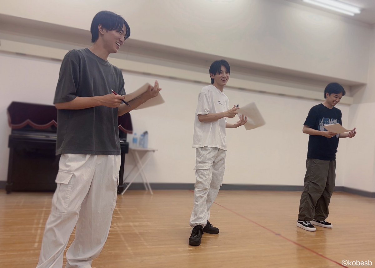 kobesailorboys's tweet photo. 【#アソボ2025 スタッフだより】

コメディのお芝居稽古は、演出家の細かなタイミングやニュアンスなどのユーモア溢れる指示に、笑いの溢れる稽古場になります。
いかにお客様に楽しんでいただけるか追求するため、台本と睨みあう真剣な表情もしばしば。

#パニカフェ2025 ではWキャストとして同じ役を演じた #大熊蒼空 と #髙山晴澄 。今度は同じステージでの共演となります！

#津山晄士朗 #神戸セラボ #神戸セーラーボーイズ