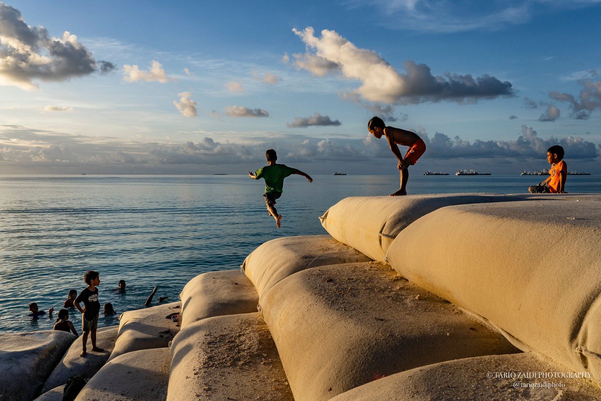 Tariq Zaidi (@tariqzaidiphoto) on Twitter photo A child leaps into the sea from a sandbag-reinforced coastal area in Funafuti, Tuvalu. Image by <a href="/tariqzaidiphoto/">Tariq Zaidi</a> 2024. #reportage #reportagespotlight #Funafuti #Tuvalu #ClimateCrisis #climatechangeisreal #ClimateChange A child leaps into the sea from a sandbag-reinforced coastal area in Funafuti, Tuvalu. Image by <a href="/tariqzaidiphoto/">Tariq Zaidi</a> 2024. #reportage #reportagespotlight #Funafuti #Tuvalu #ClimateCrisis #climatechangeisreal #ClimateChange