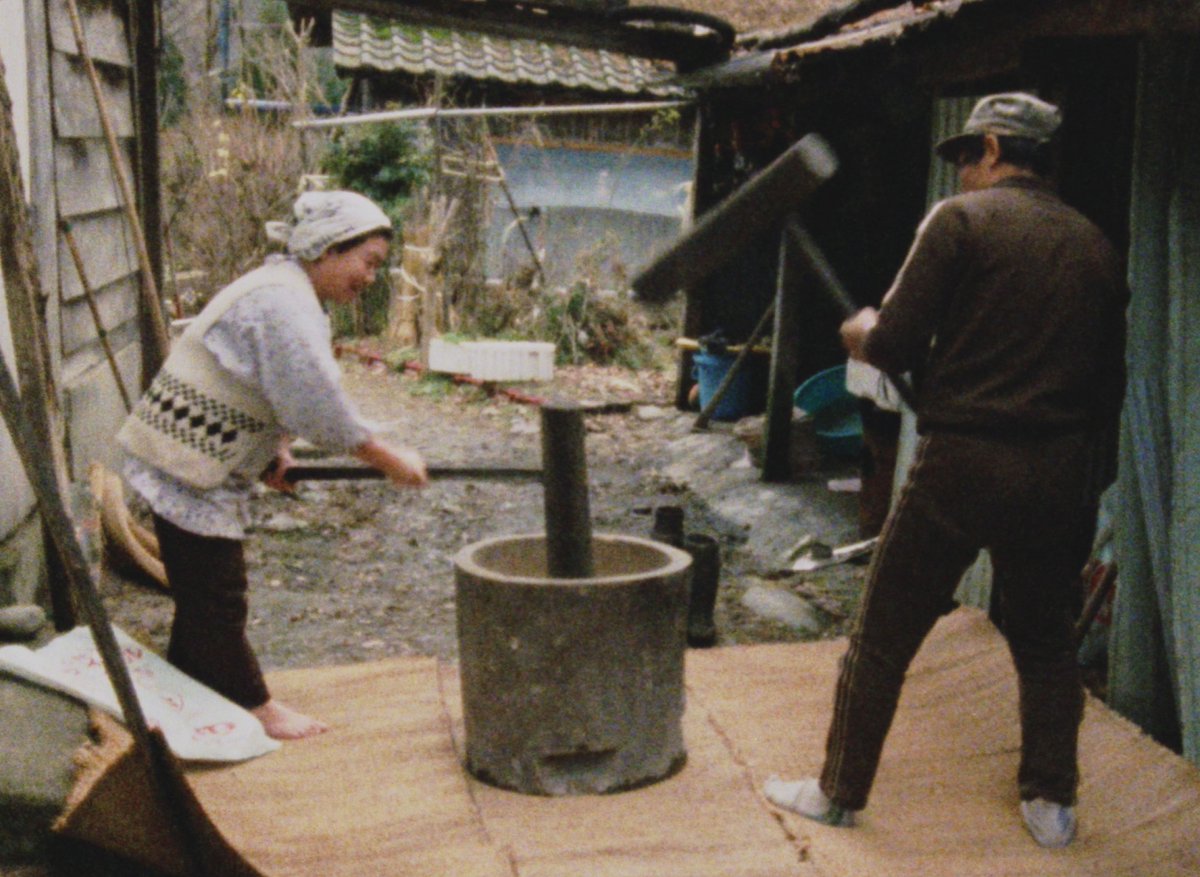 🆕今週末上映開始🆕
『#越後奥三面  山に生かされた日々
　デジタルリマスター版』
新潟県北部・朝日連峰の奥三面。冬は狩猟、春には山菜採り、田植え、夏には焼畑と川魚の採集、秋には木の実やキノコの採集と、山からの恵みを受けて人々は生活していたが、ダム建設で村は水没することになってしまう。